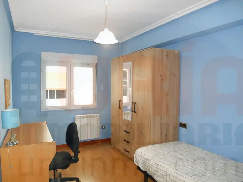 Habitación de Piso en venta en Oviedo  con Calefacción, Trastero y Amueblado