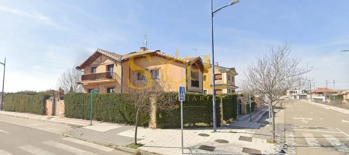 Casa con terraza en venta en Calle Maestro Rodrigo-vr 8