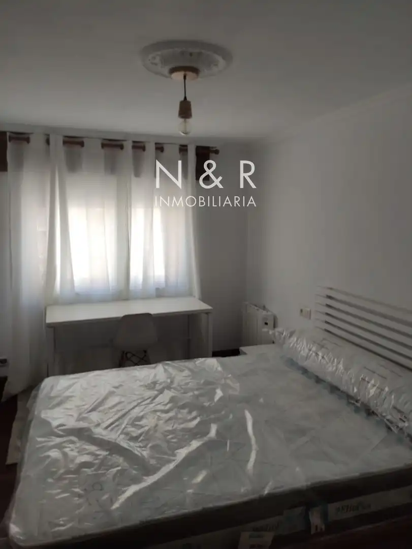 Dormitori de Pis de lloguer en Santiago de Compostela  amb Calefacció i Moblat