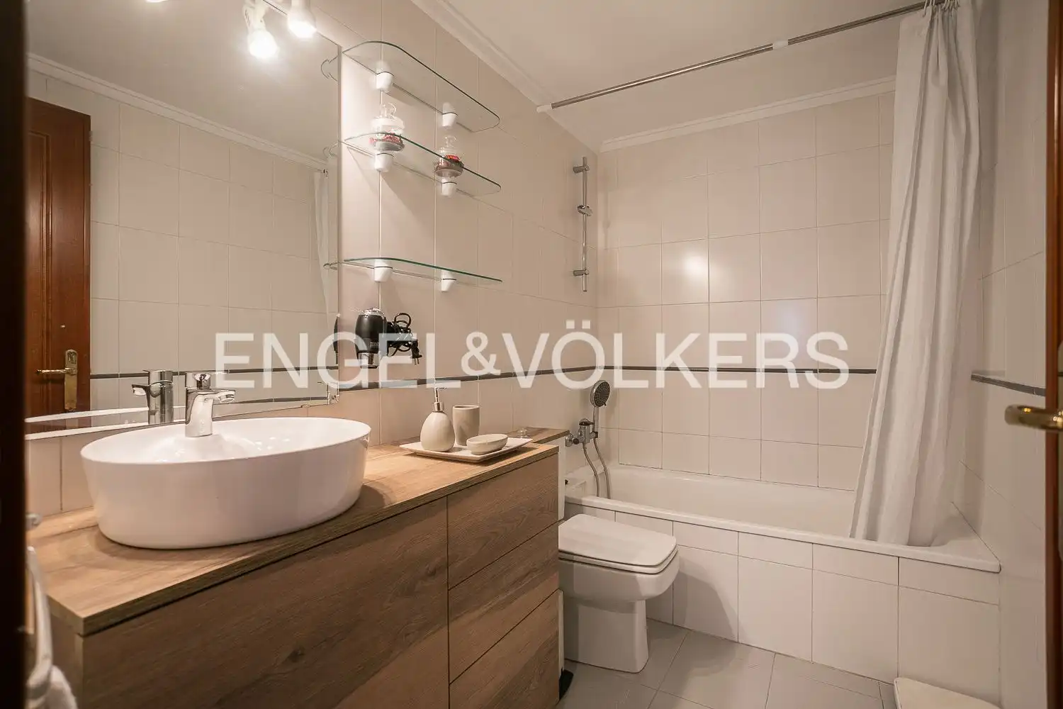 Baño de Piso en venta en Valencia con Aire acondicionado, Calefacción y Balcón
