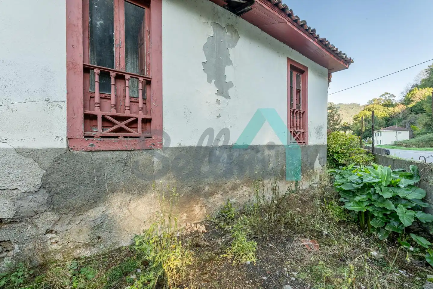 Außenansicht von Einfamilien-Reihenhaus zum Verkauf in Belmonte de Miranda mit Parkett