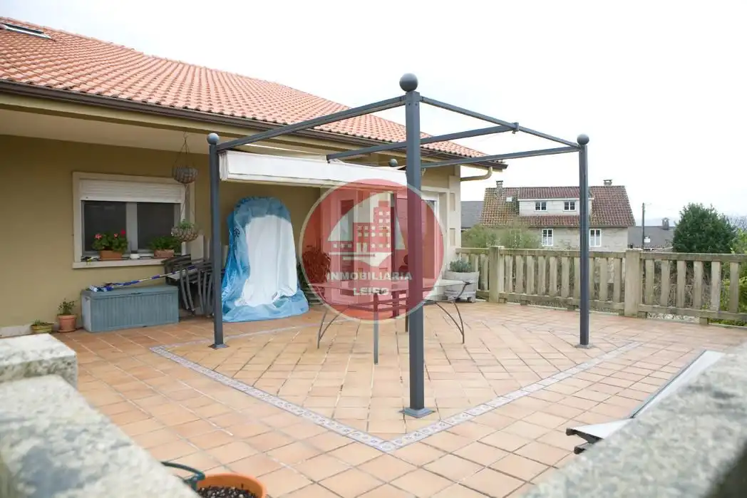 Terrassa de Casa o xalet en venda en Pontevedra Capital  amb Jardí privat, Terrassa i Moblat