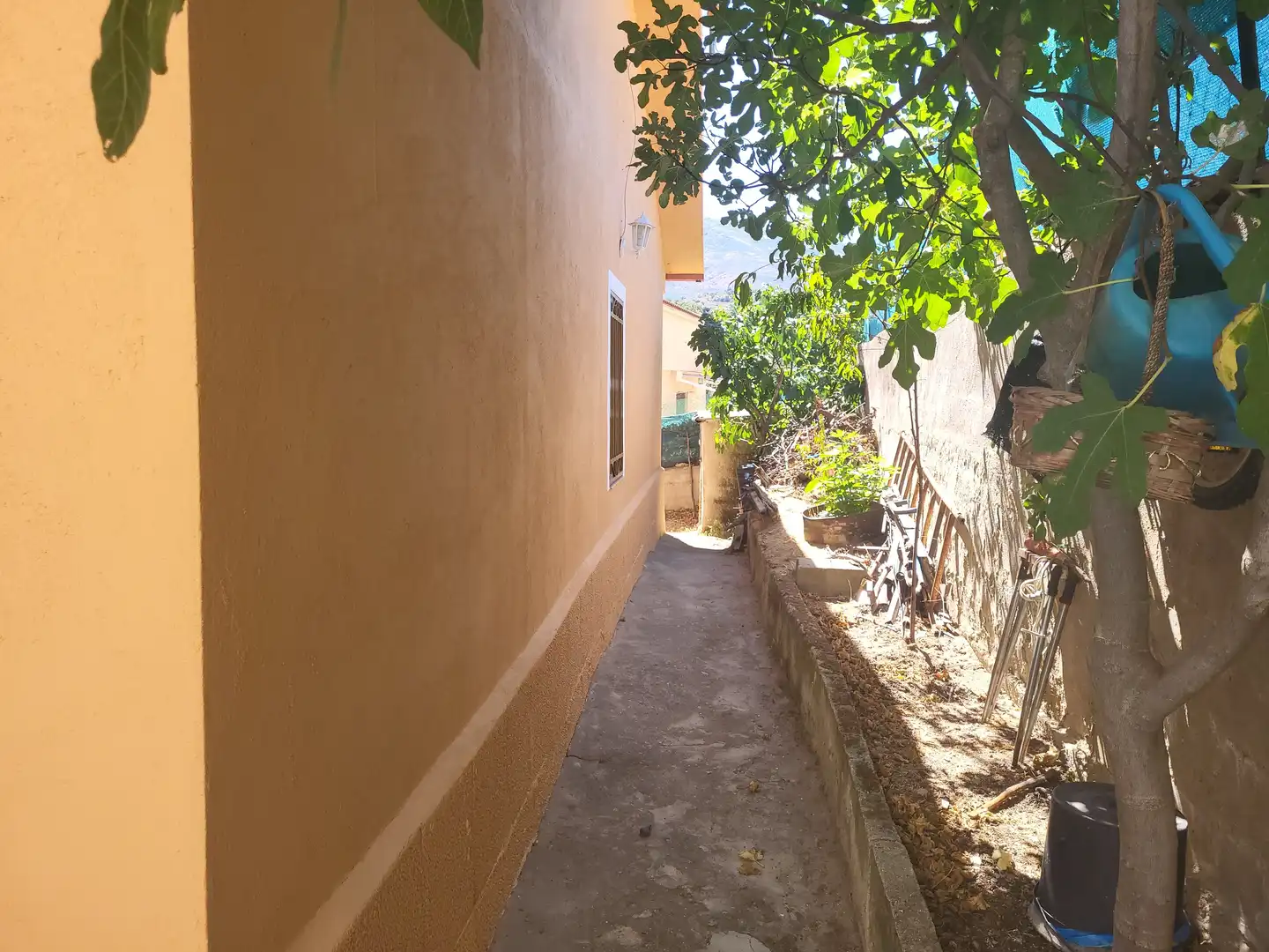 Vista exterior de Casa o xalet en venda en Burgohondo amb Jardí privat i Traster