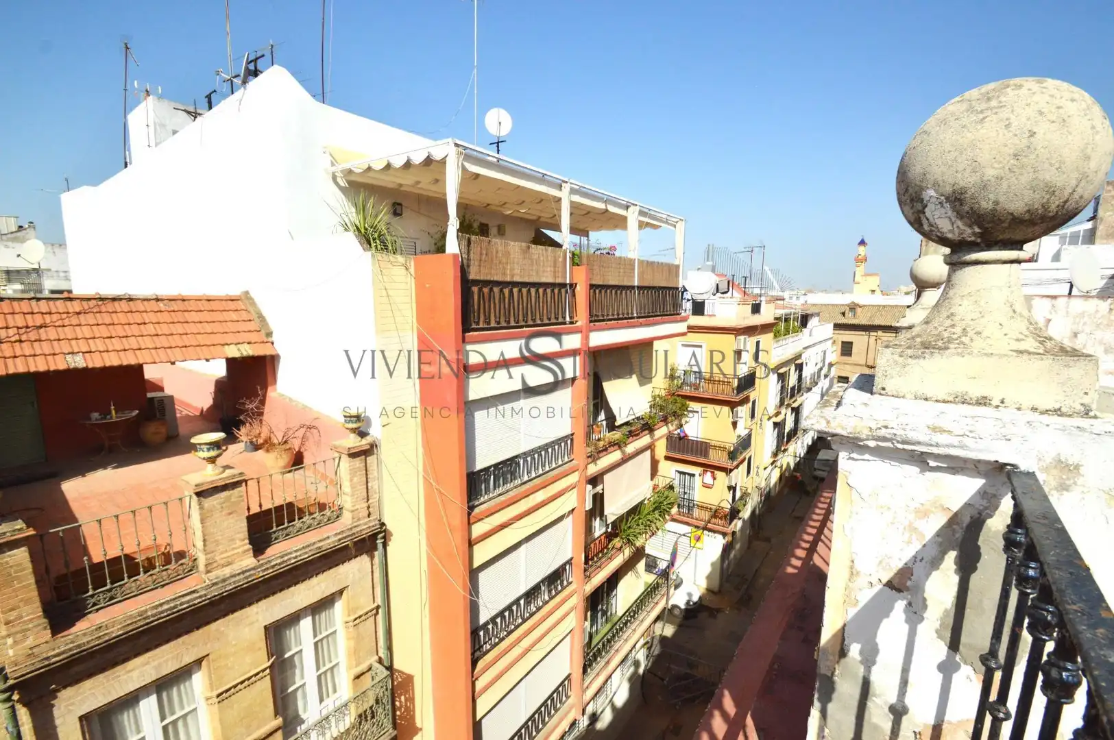 Vista exterior de Casa o xalet en venda en Sevilla amb Terrassa, Traster i Balcó