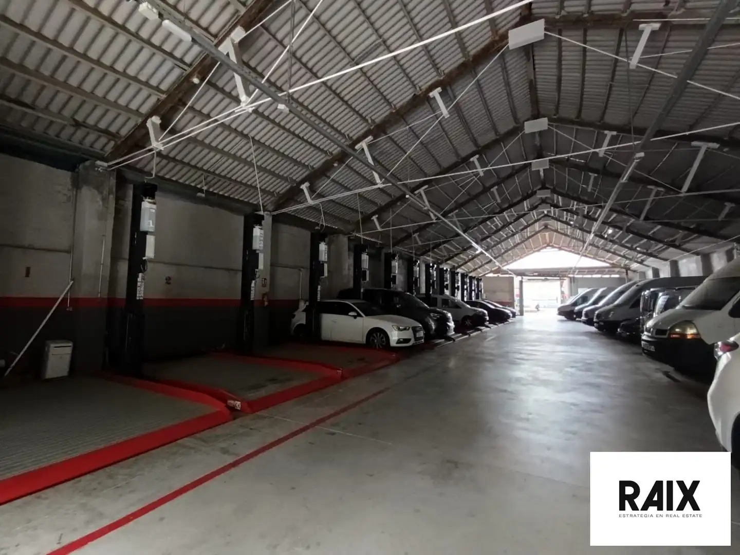 Parkplatz von Fabrikhallen zur Miete in Barcelona