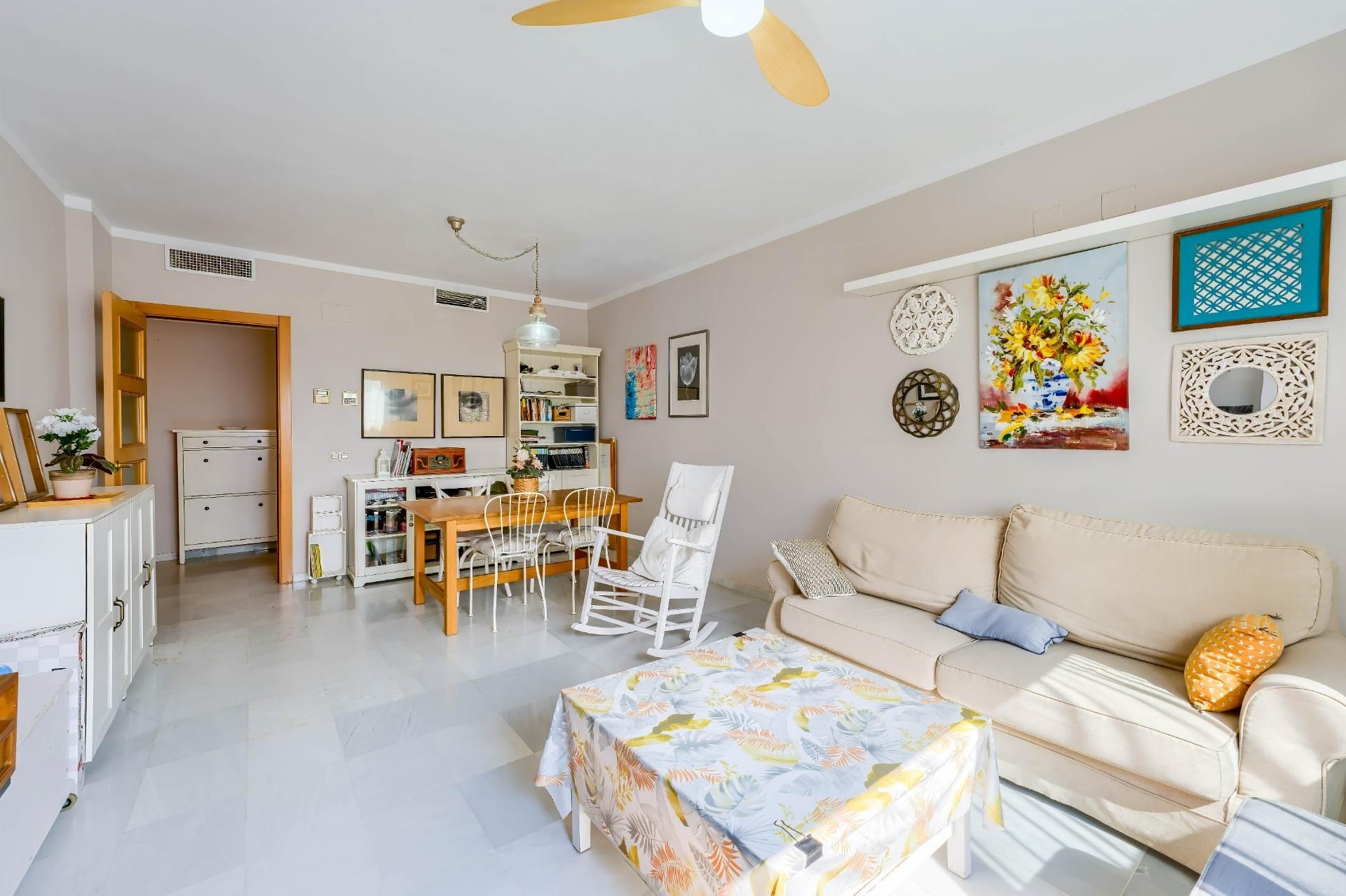 Living room of Flat for sale in Mairena del Aljarafe  with Air Conditioner and Storage room