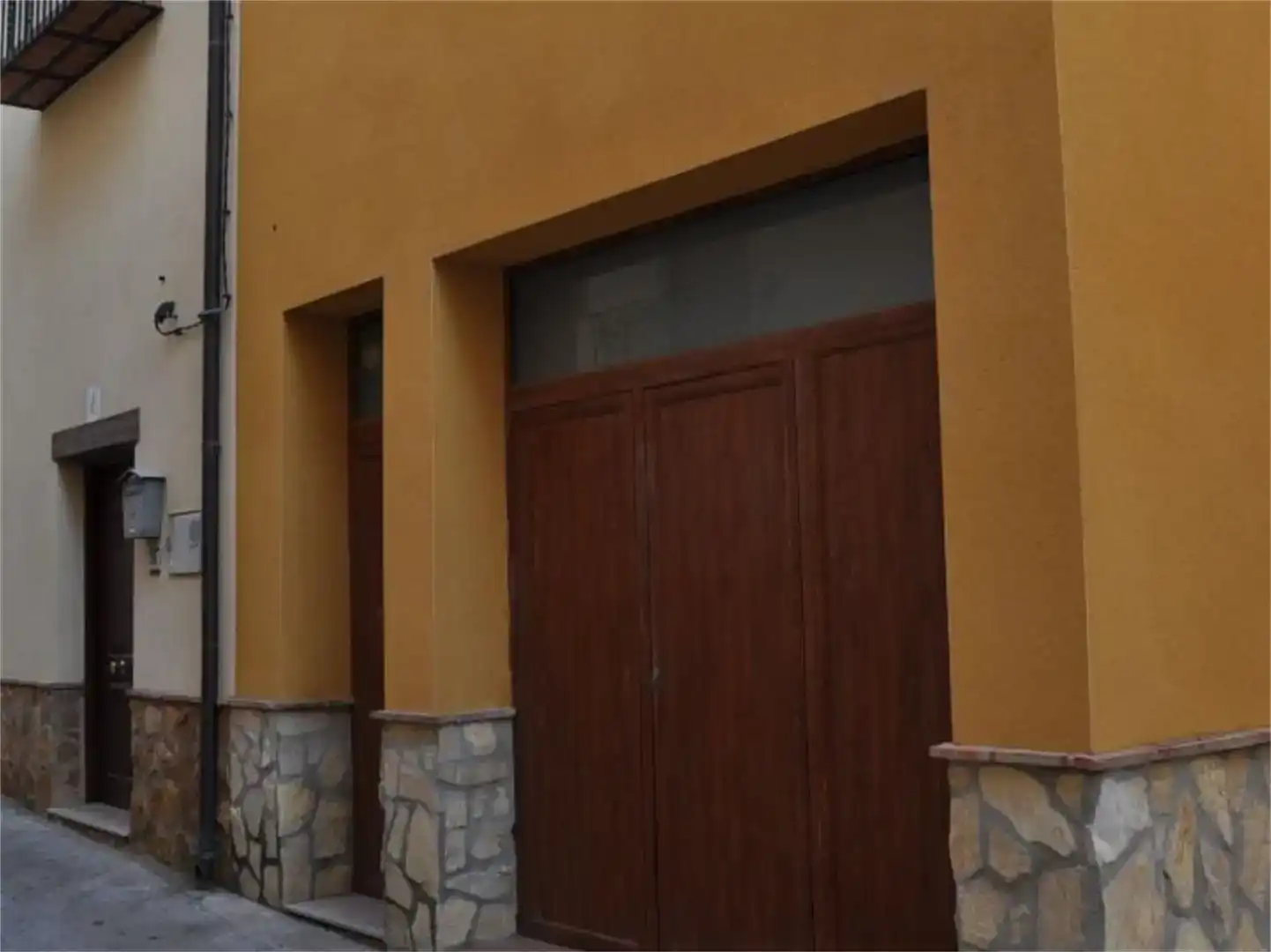 Außenansicht von Wohnung zum Verkauf in Gaibiel mit Klimaanlage und Balkon