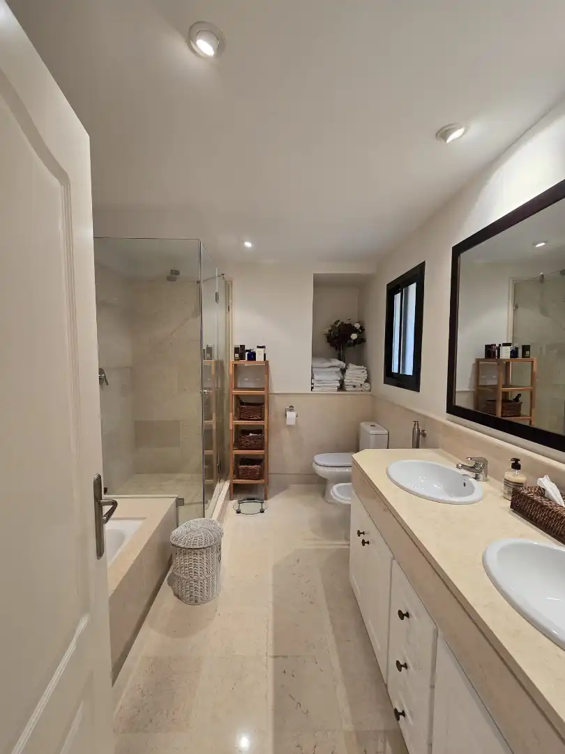 Baño de Piso en venta en Benahavís con Aire acondicionado, Terraza y Trastero