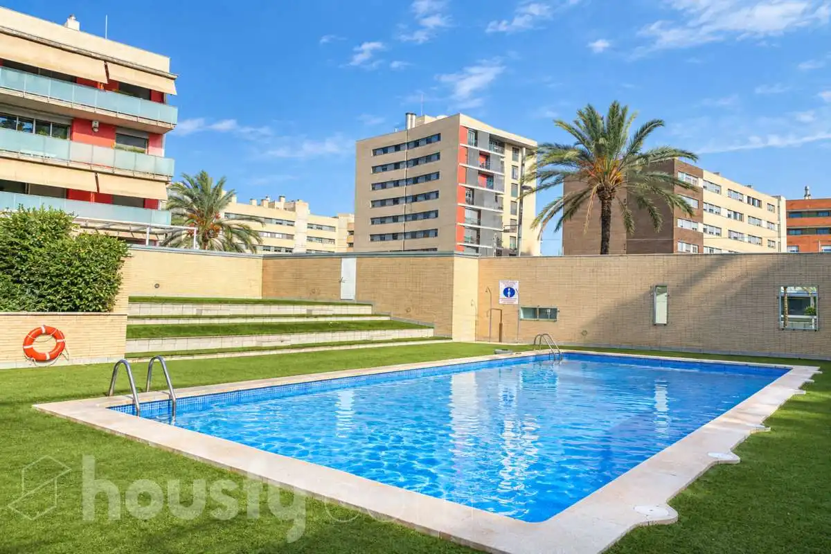 Pis amb piscina en venda a Calle Tresmall .