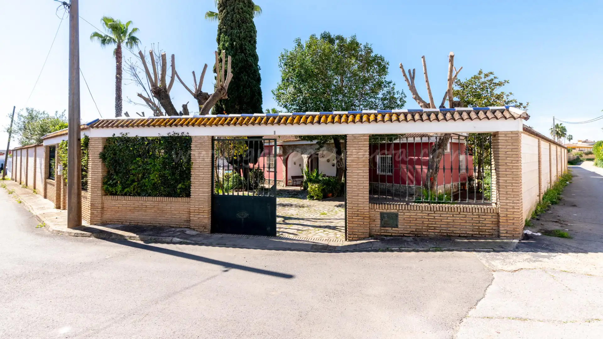 Vista exterior de Casa o xalet en venda en Villanueva del Ariscal amb Aire condicionat, Calefacció i Jardí privat