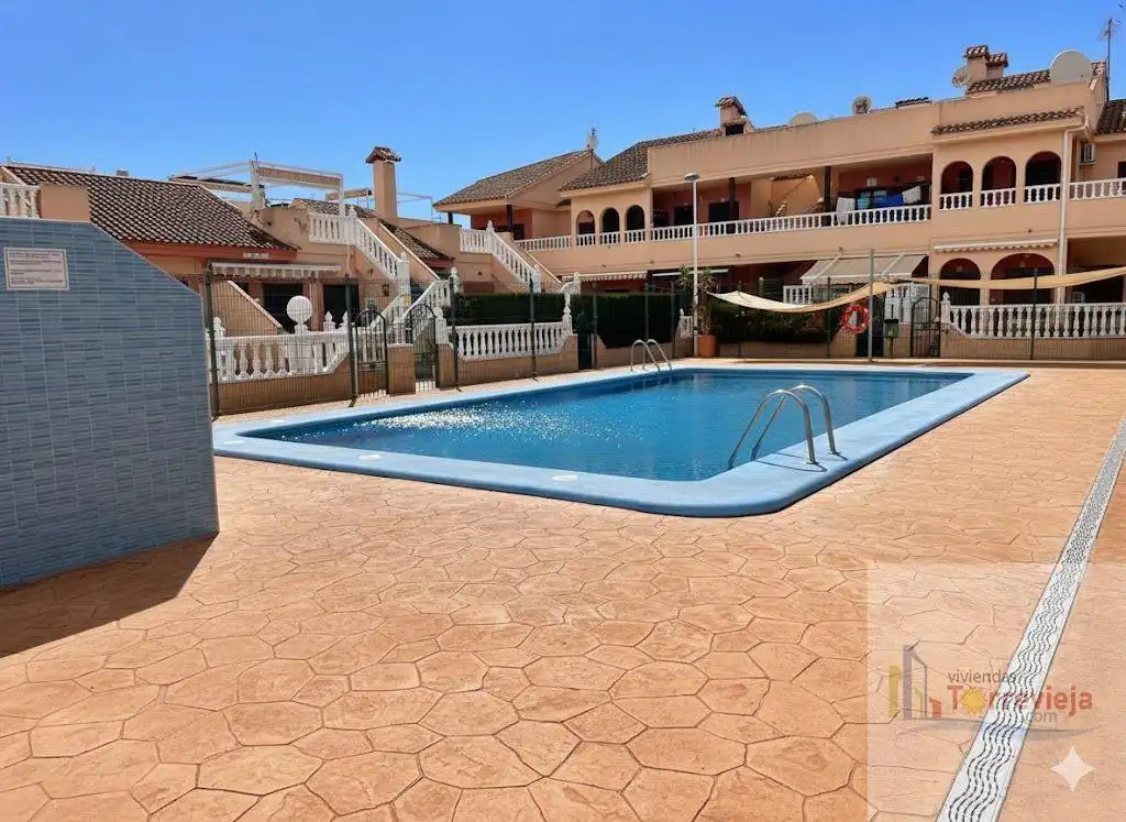 Piscina de Dúplex en venta en Torrevieja con Terraza y Piscina comunitaria