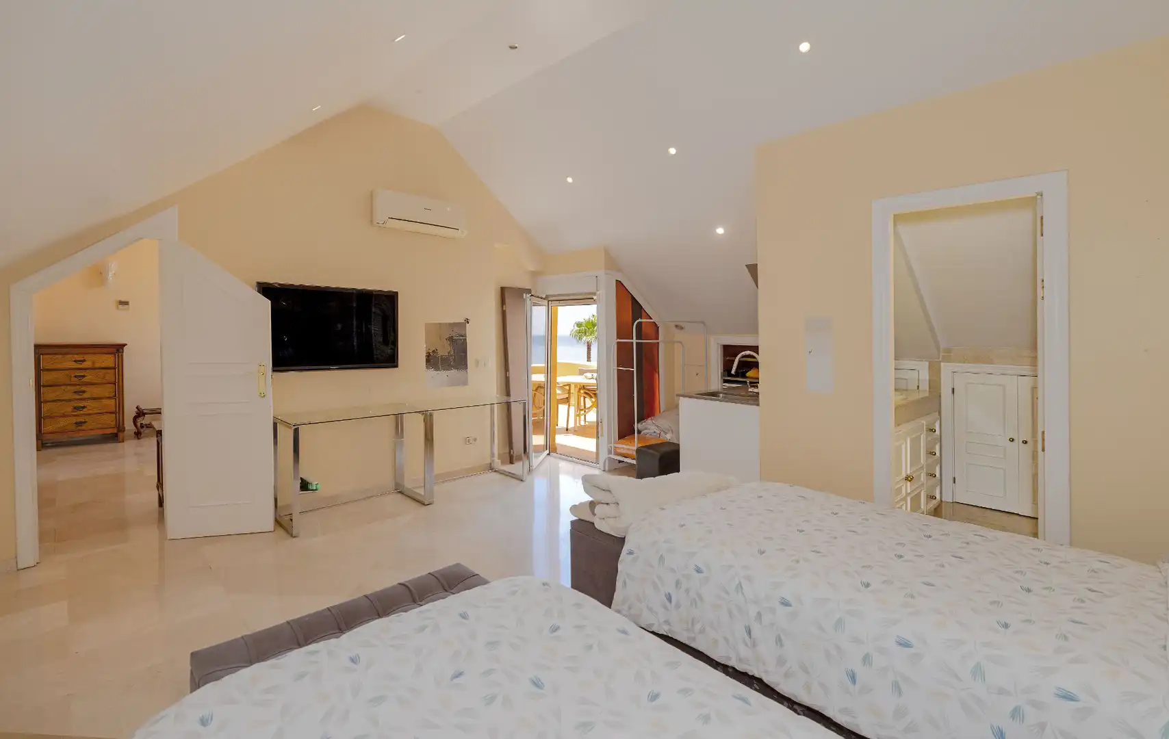 Schlafzimmer von Dachboden zum Verkauf in Marbella mit Klimaanlage, Heizung und Terrasse
