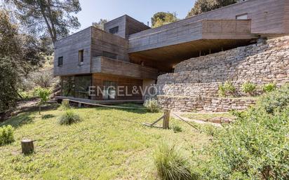 Vista exterior de Casa o xalet en venda en Sant Cugat del Vallès amb Aire condicionat, Calefacció i Jardí privat