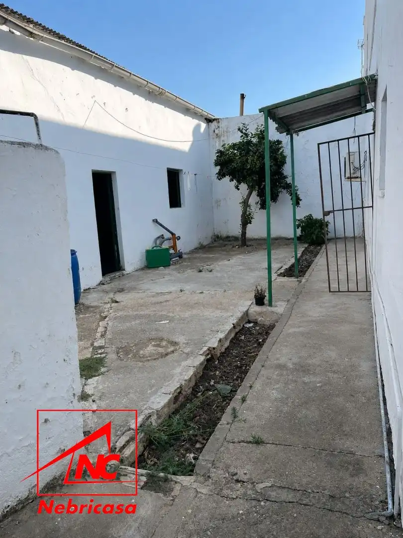 Vista exterior de Casa o xalet en venda en Las Cabezas de San Juan amb Aire condicionat