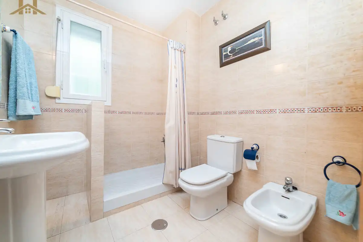 Baño de Casa adosada en venta en Boadilla del Monte con Aire acondicionado, Calefacción y Jardín privado