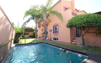 Jardí de Casa o xalet en venda en Marbella amb Aire condicionat, Terrassa i Piscina