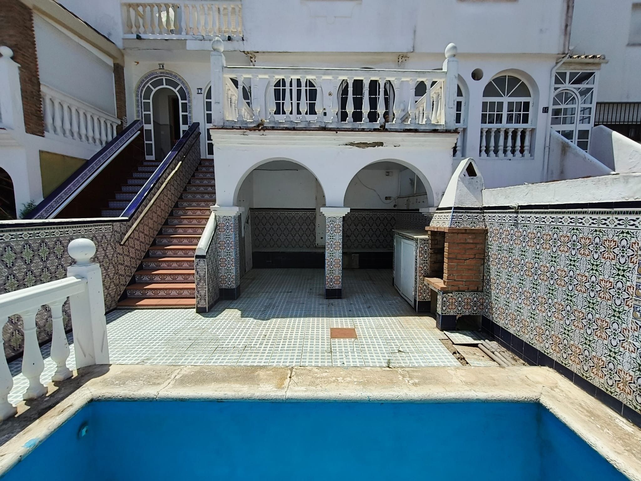 Piscina de Casa adosada en venda en Algeciras amb Piscina comunitària