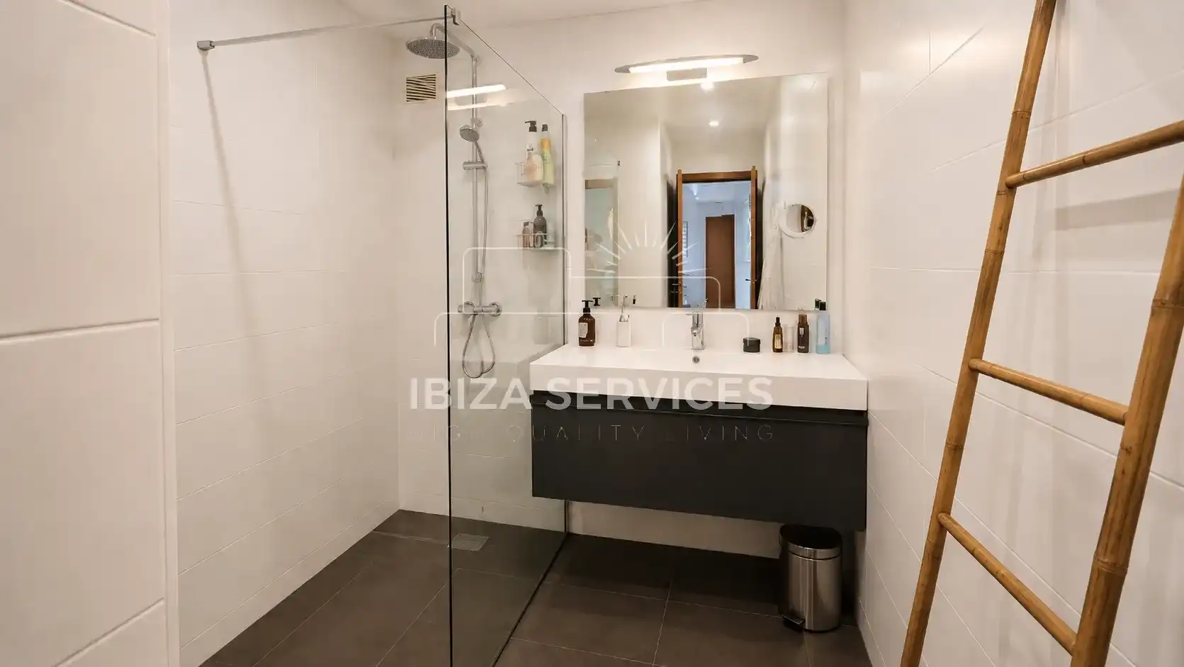 Badezimmer von Wohnung zum Verkauf in Sant Josep de sa Talaia mit Klimaanlage und Schwimmbad