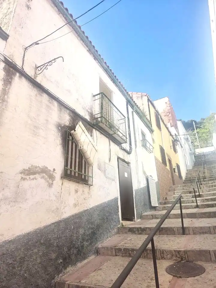 Vista exterior de Casa adosada en venda en Jaén amb Balcó