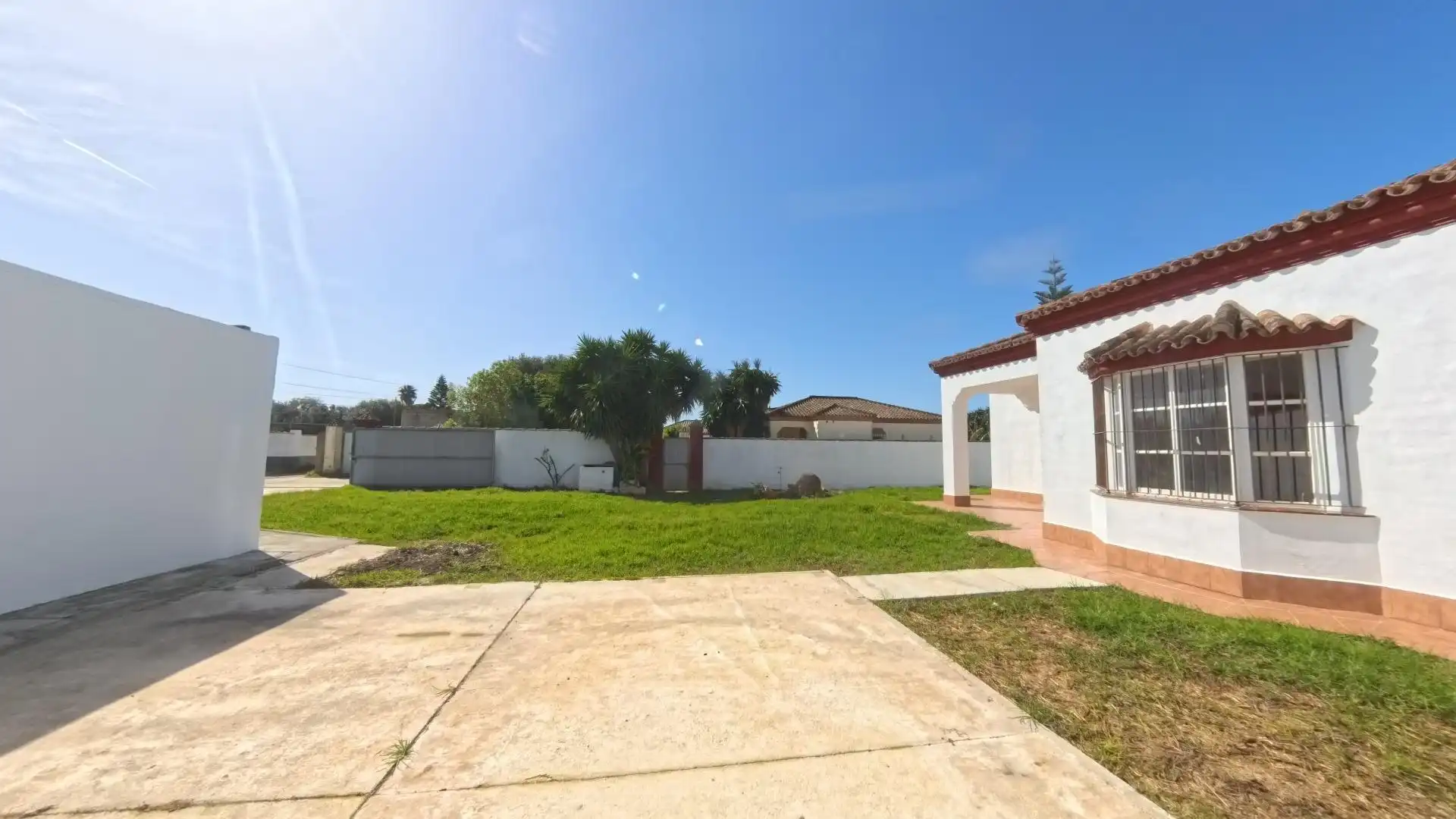 Vista exterior de Casa o xalet en venda en Chiclana de la Frontera amb Jardí privat