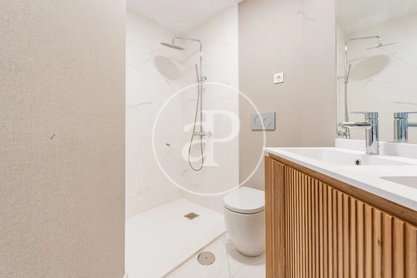 Bathroom of Flat for sale in Madrid  with Air Conditioner, Heating and Storage room