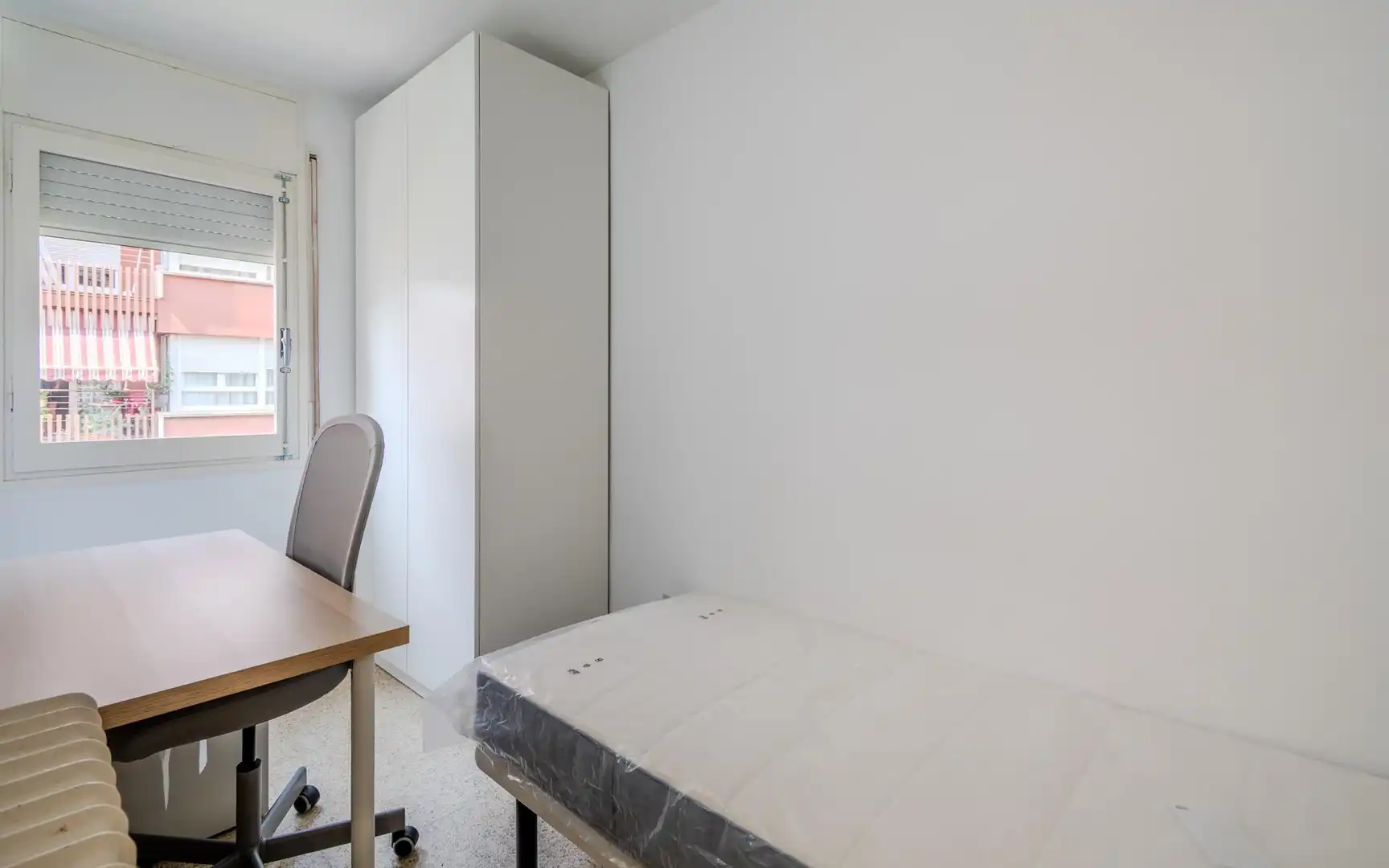 Bedroom of Flat for rent in Girona
