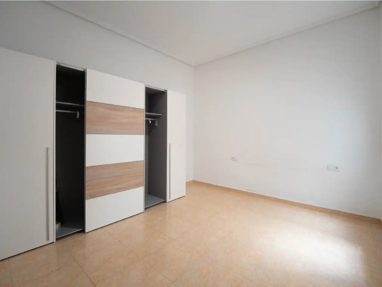 Habitación de Piso en venta en La Pobla de Vallbona con Aire acondicionado, Calefacción y Jardín privado