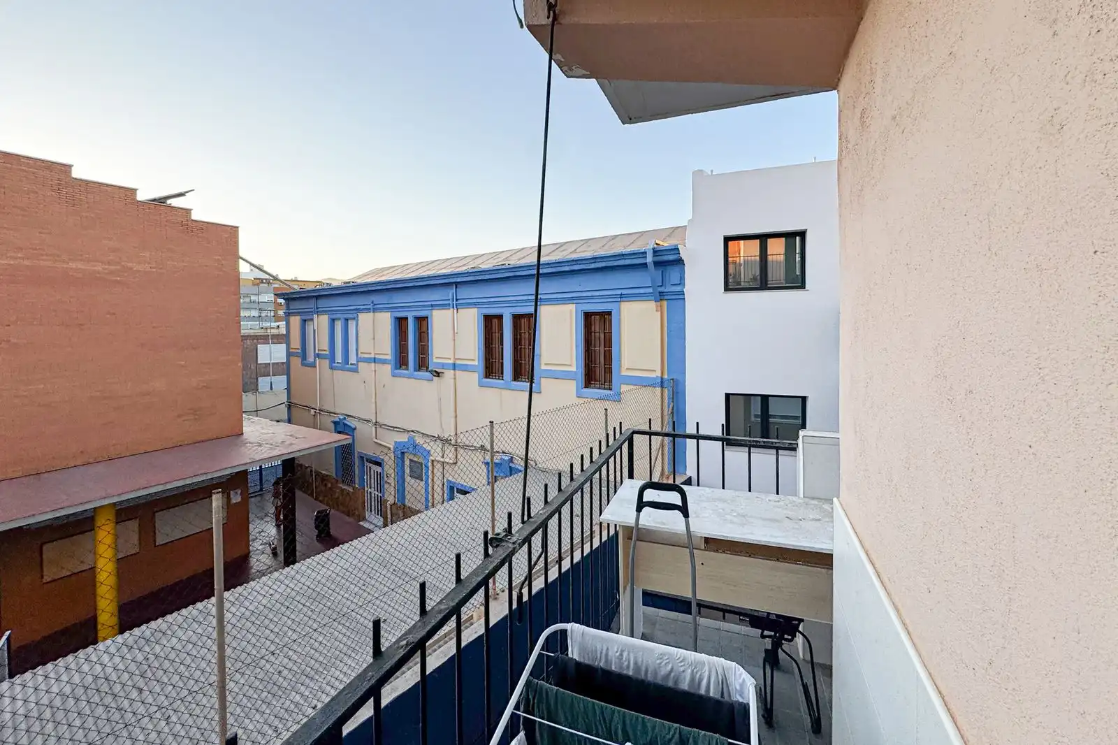 Vista exterior de Pis en venda en Almería amb Terrassa i Traster