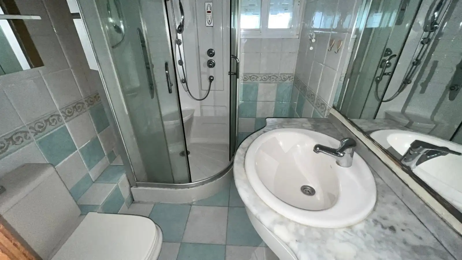 Baño de Piso de alquiler en Trujillo con Aire acondicionado, Terraza y Amueblado
