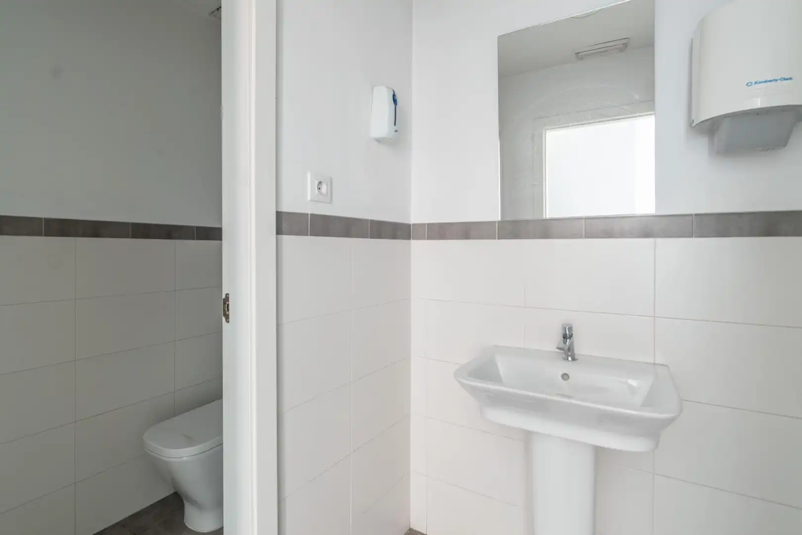 Badezimmer von Fabrikhallen zum Verkauf in Pulianas