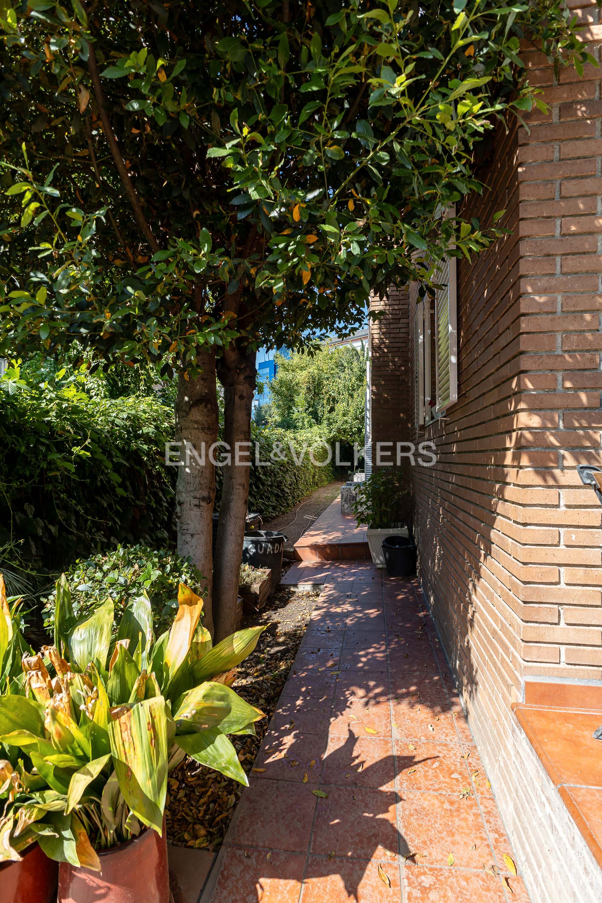 Exterior view of Single-family semi-detached for sale in  Madrid Capital  with Air Conditioner, Heating and Private garden