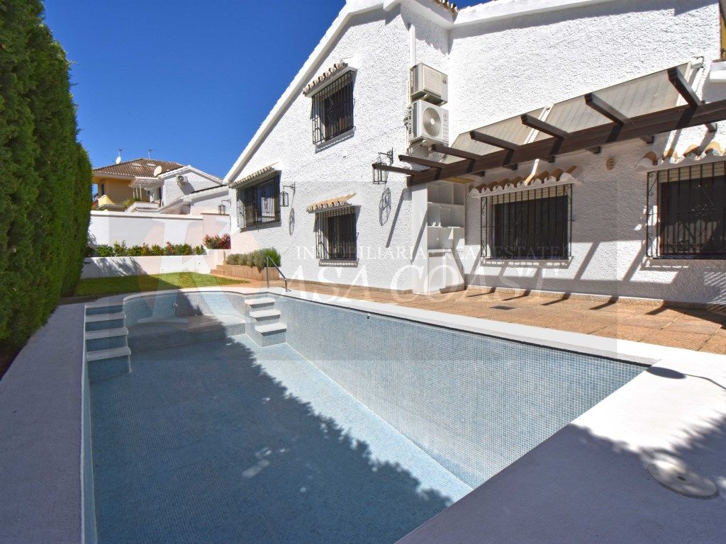 Vista exterior de Casa o chalet en venta en Fuengirola con Aire acondicionado, Jardín privado y Piscina