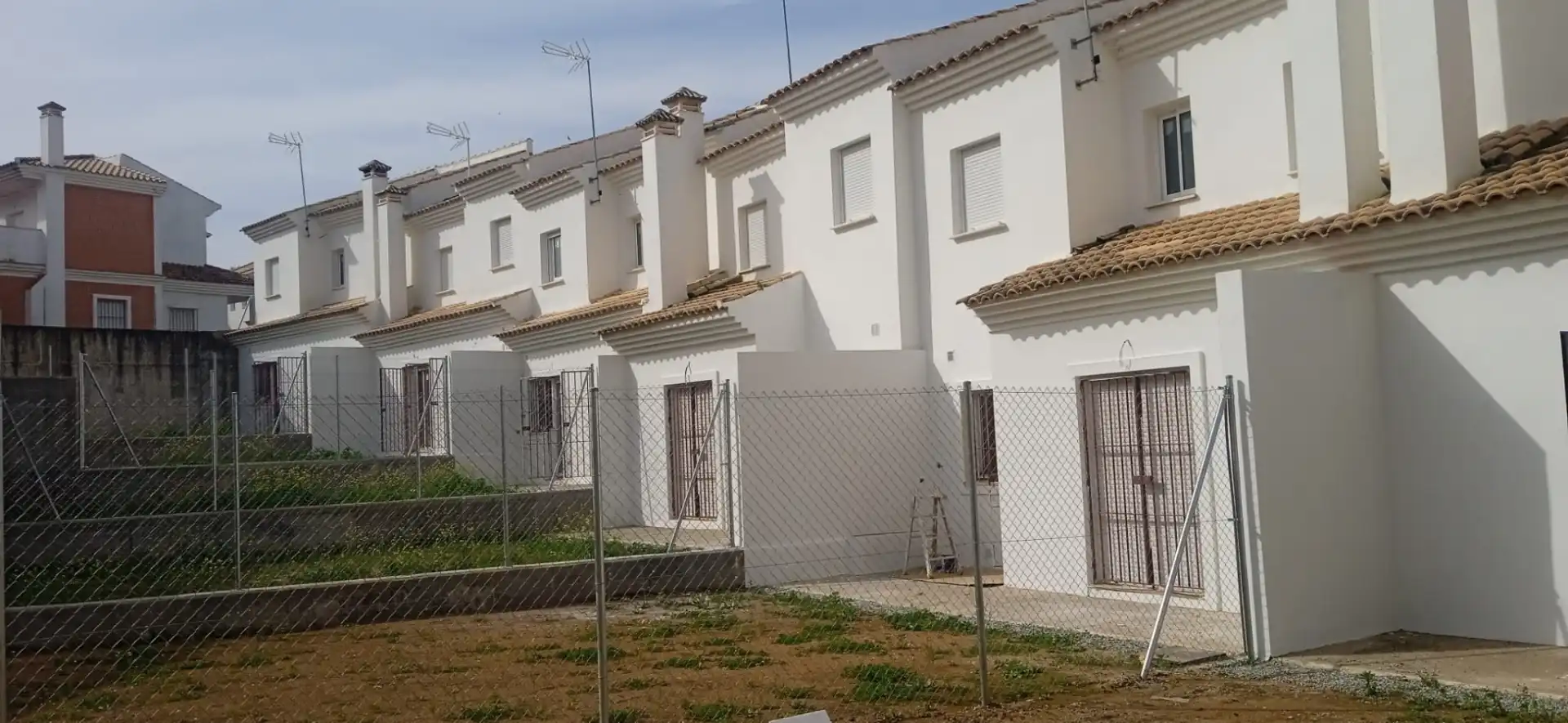 Vista exterior de Casa o xalet en venda en El Ronquillo amb Terrassa, Moblat i Balcó