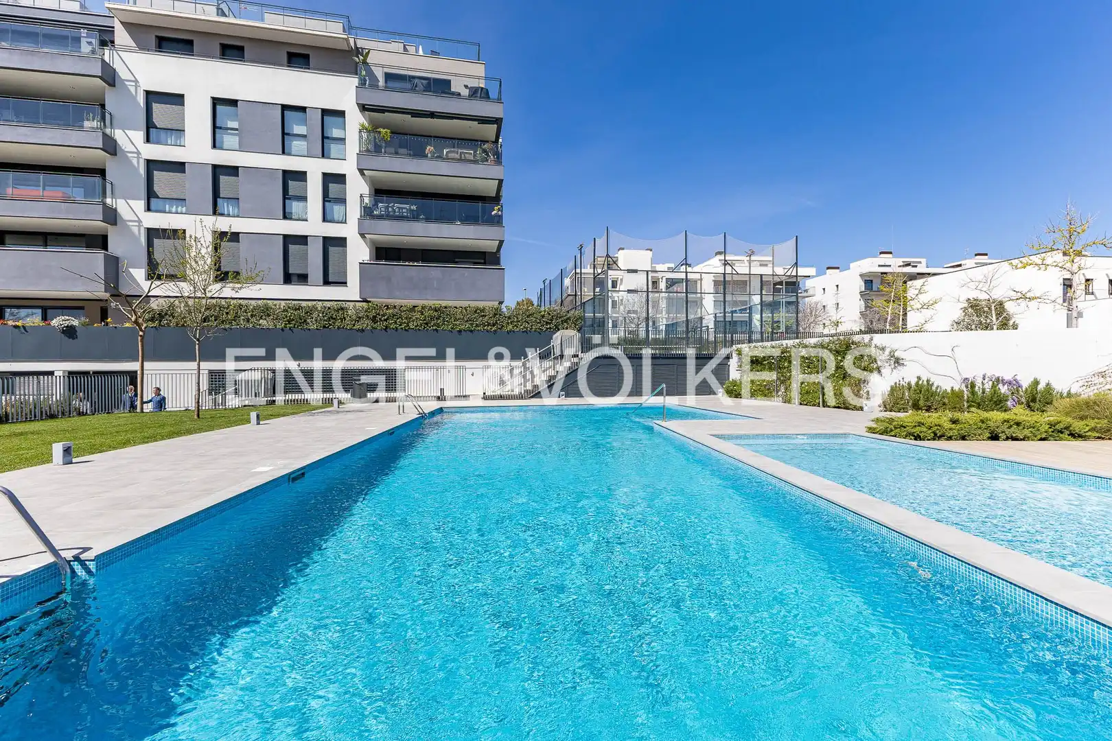 Swimming pool of Flat for sale in Vilanova i la Geltrú  with Air Conditioner, Heating and Private garden