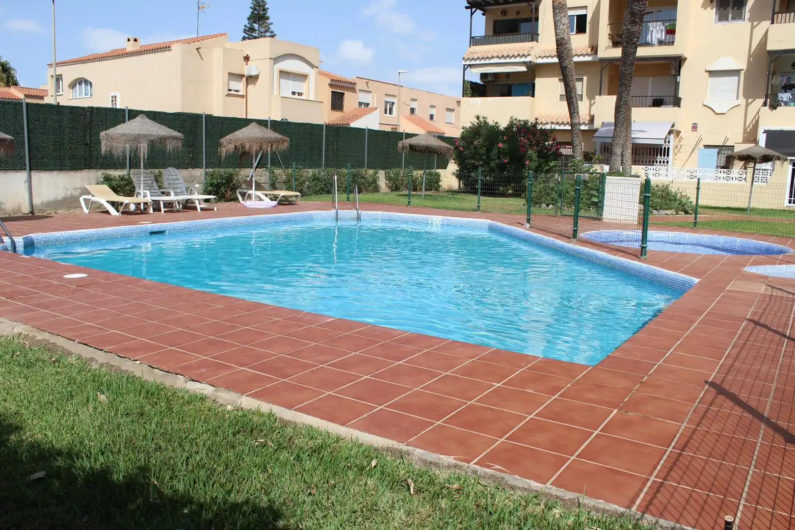 Piscina de Apartamento en venta en Roquetas de Mar con Aire acondicionado, Jardín privado y Piscina