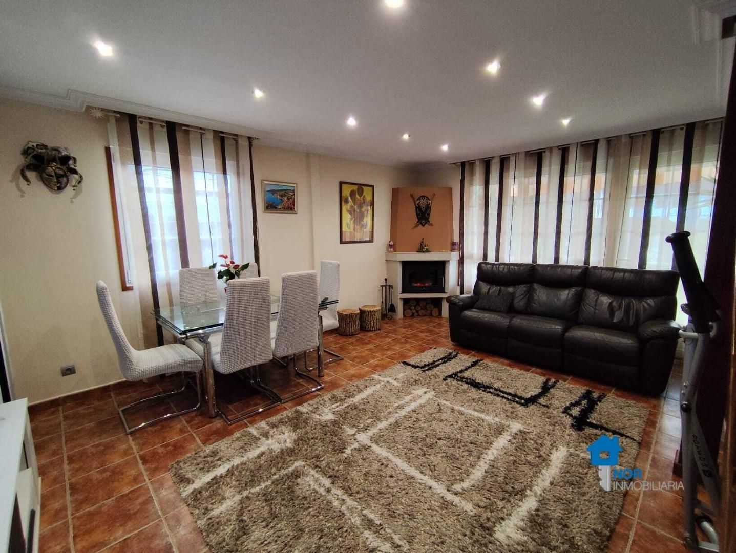 Sala d'estar de Casa adosada en venda en Solórzano amb Terrassa