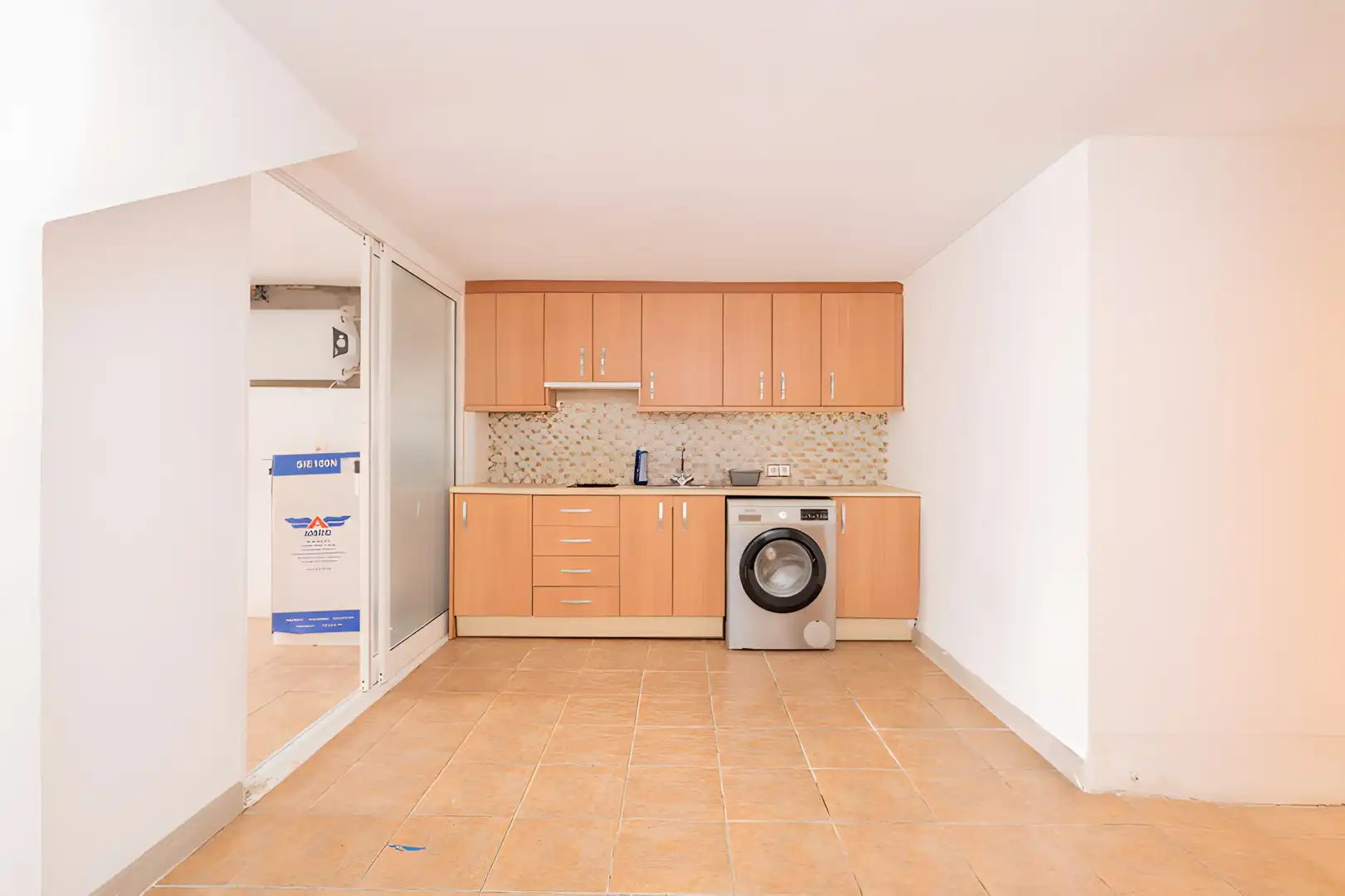 Küche von Einfamilien-Reihenhaus zum Verkauf in Estepona mit Klimaanlage, Privatgarten und Terrasse