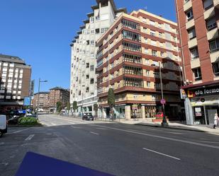 Vista exterior de Àtic en venda en Oviedo  amb Terrassa