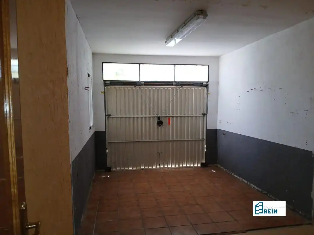 Aparcament de Casa adosada en venda en Esquivias amb Calefacció, Terrassa i Piscina