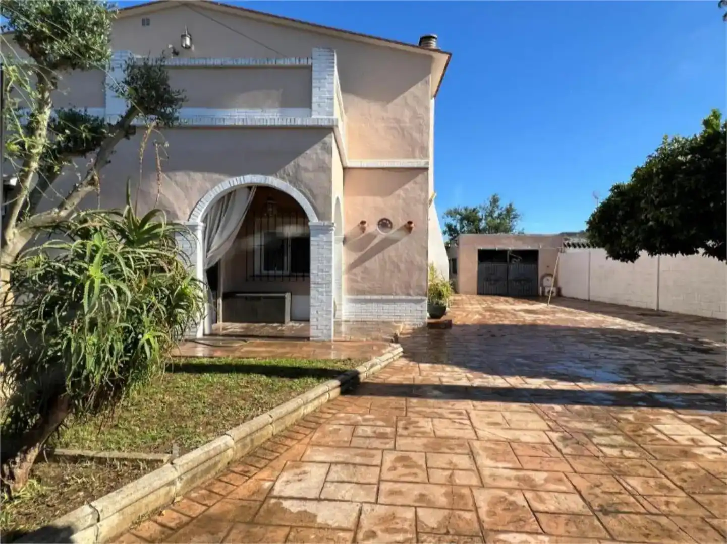 Vista exterior de Pis en venda en Palomares del Río amb Aire condicionat, Jardí privat i Traster