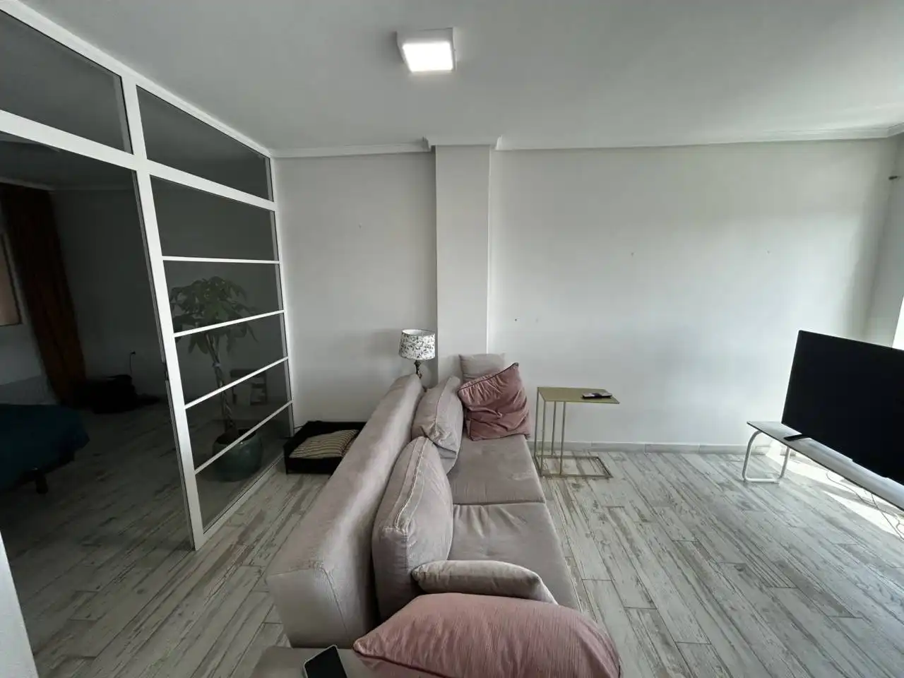 Sala d'estar de Pis en venda en Donostia - San Sebastián  amb Calefacció, Traster i Alarma