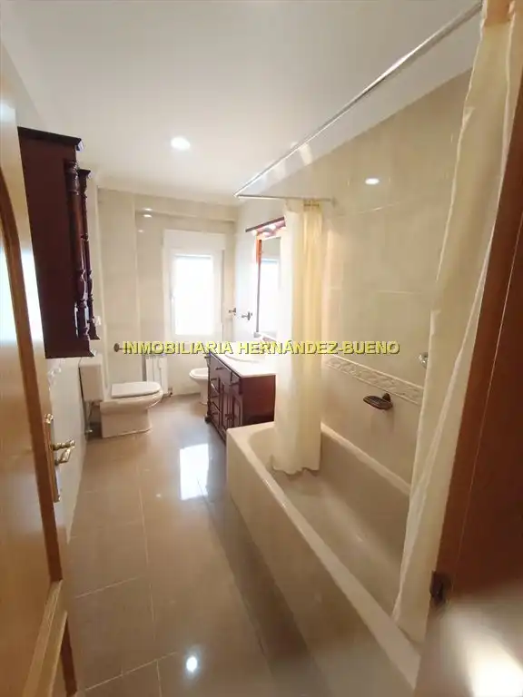 Baño de Piso de alquiler en Salamanca con Calefacción, Amueblado y Balcón