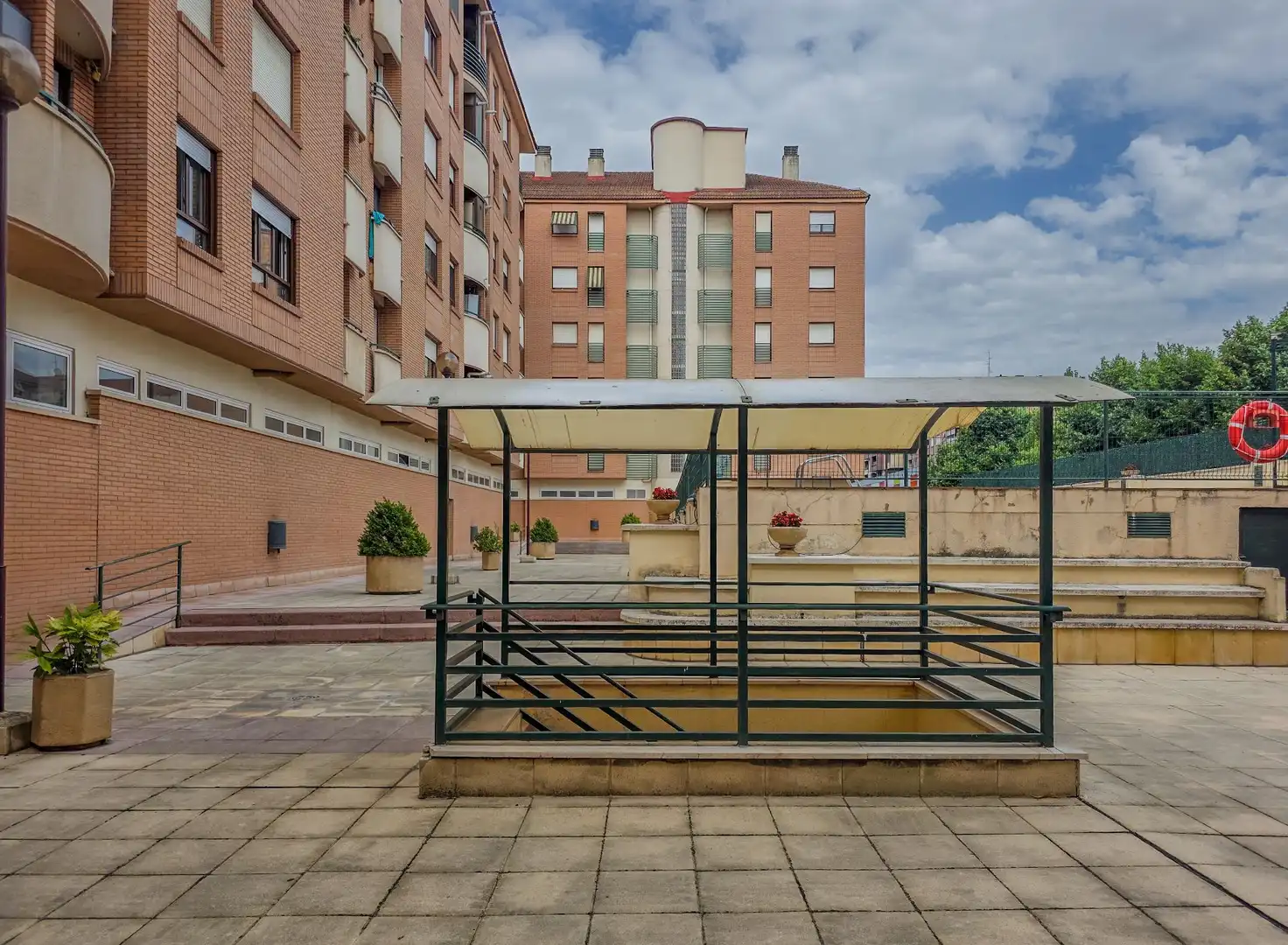 Parking de Piso en venta en  Logroño con Calefacción, Trastero y Piscina comunitaria