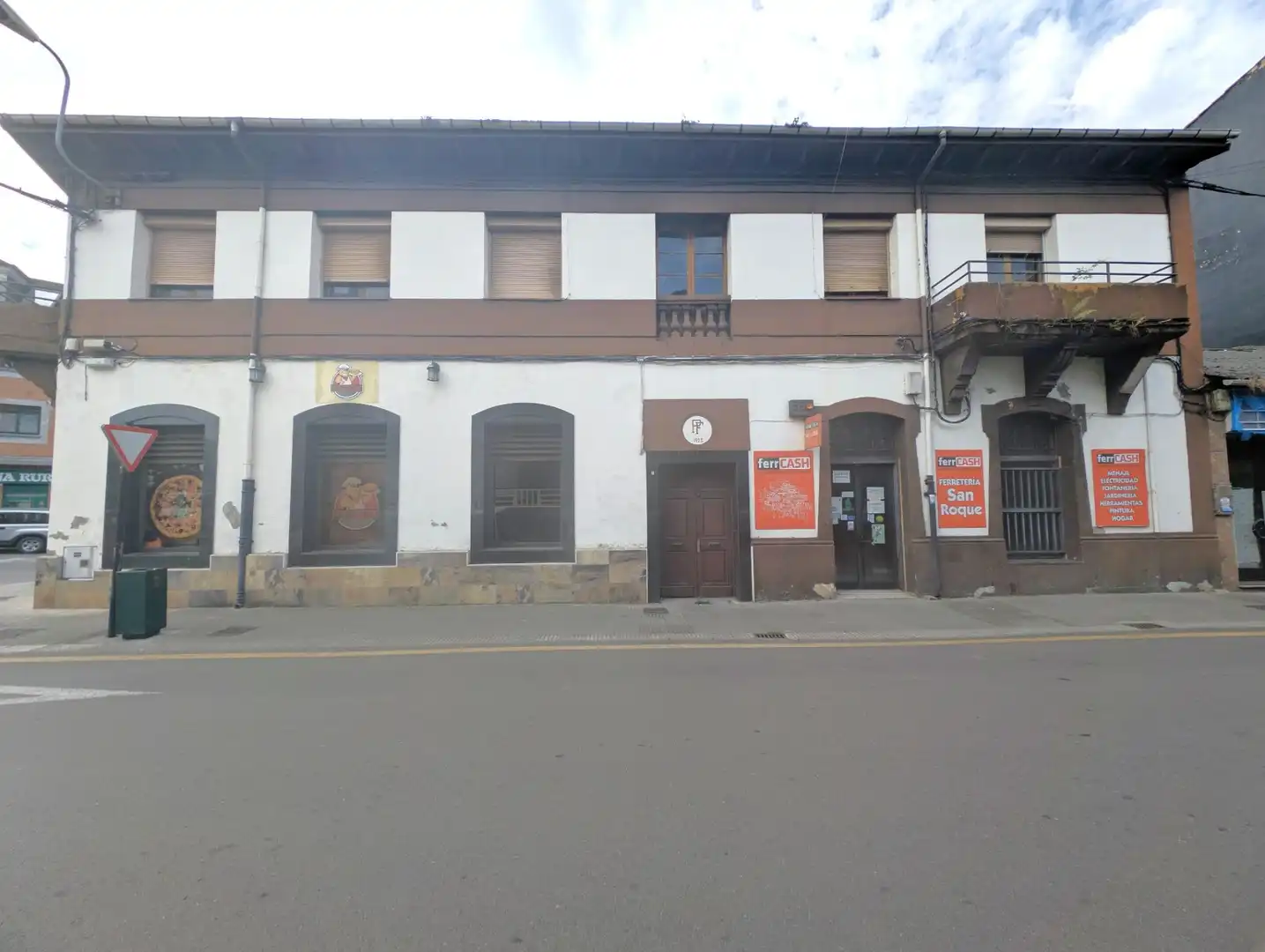 Vista exterior de Edifici en venda en Oviedo 