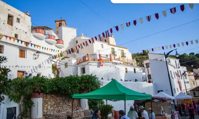 Vista exterior de Finca rústica en venda en Salares amb Balcó