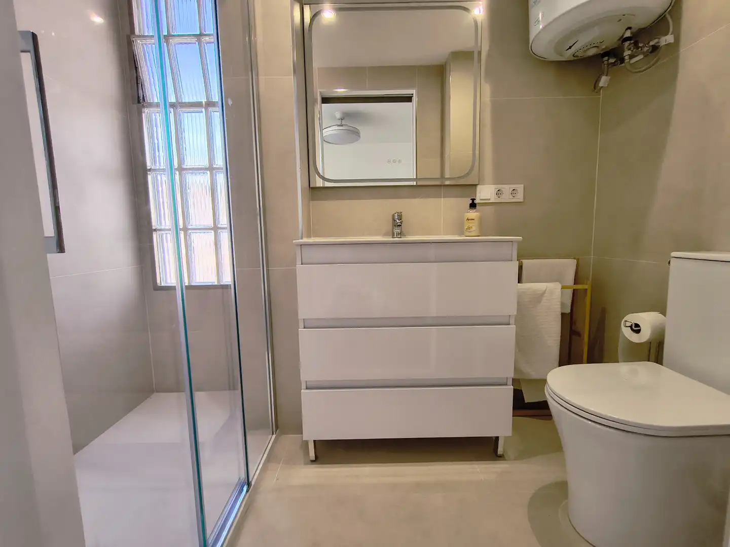 Badezimmer von Wohnungen zur Miete in Alicante / Alacant mit Klimaanlage, Terrasse und Möbliert