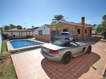 Chalet con piscina en venta en Nueva Torrevieja - Aguas Nuevas