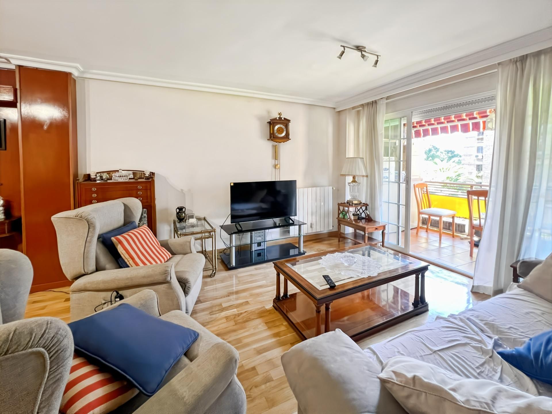 Living room of Flat for sale in Alcorcón  with Air Conditioner, Private garden and Terrace
