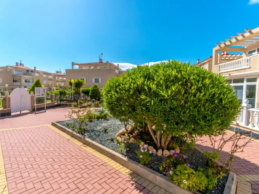 Vista exterior de Casa o xalet en venda en Orihuela amb Aire condicionat, Jardí privat i Piscina comunitària