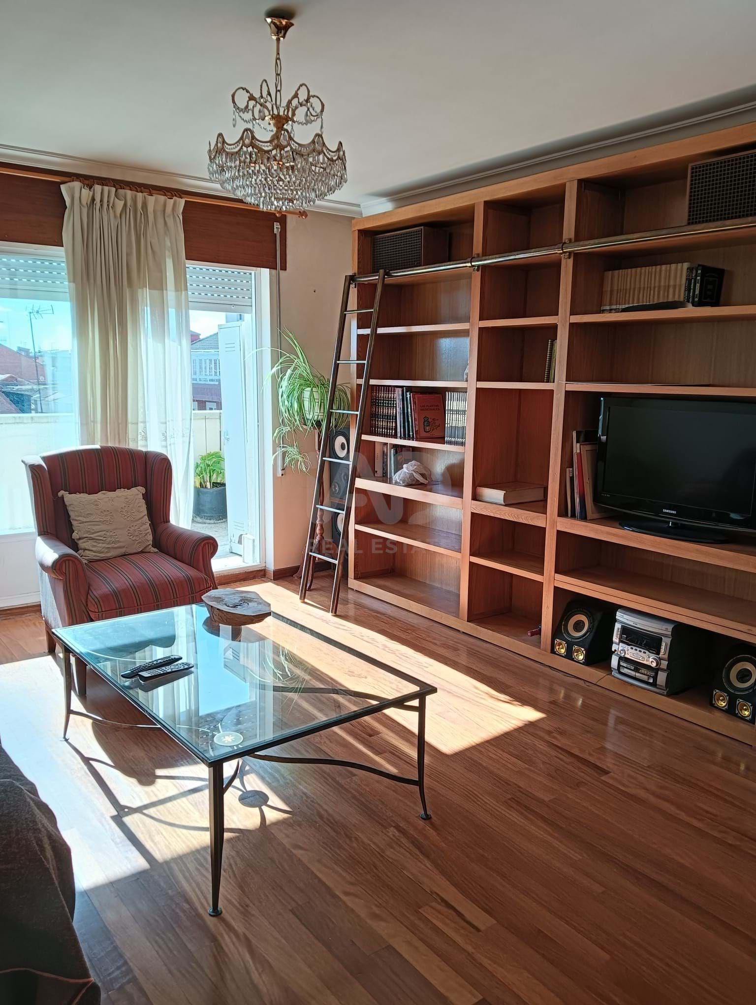 Sala d'estar de Àtic en venda en La Bañeza  amb Terrassa